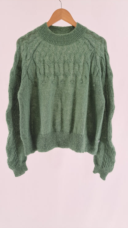 DANEFÆ • SWEATER • SAGEGRØN FLETTESTRIK • STR. L
