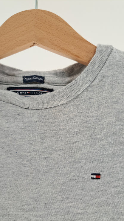 TOMMY HILFIGER • T-SHIRT • GRÅ • STR. 104