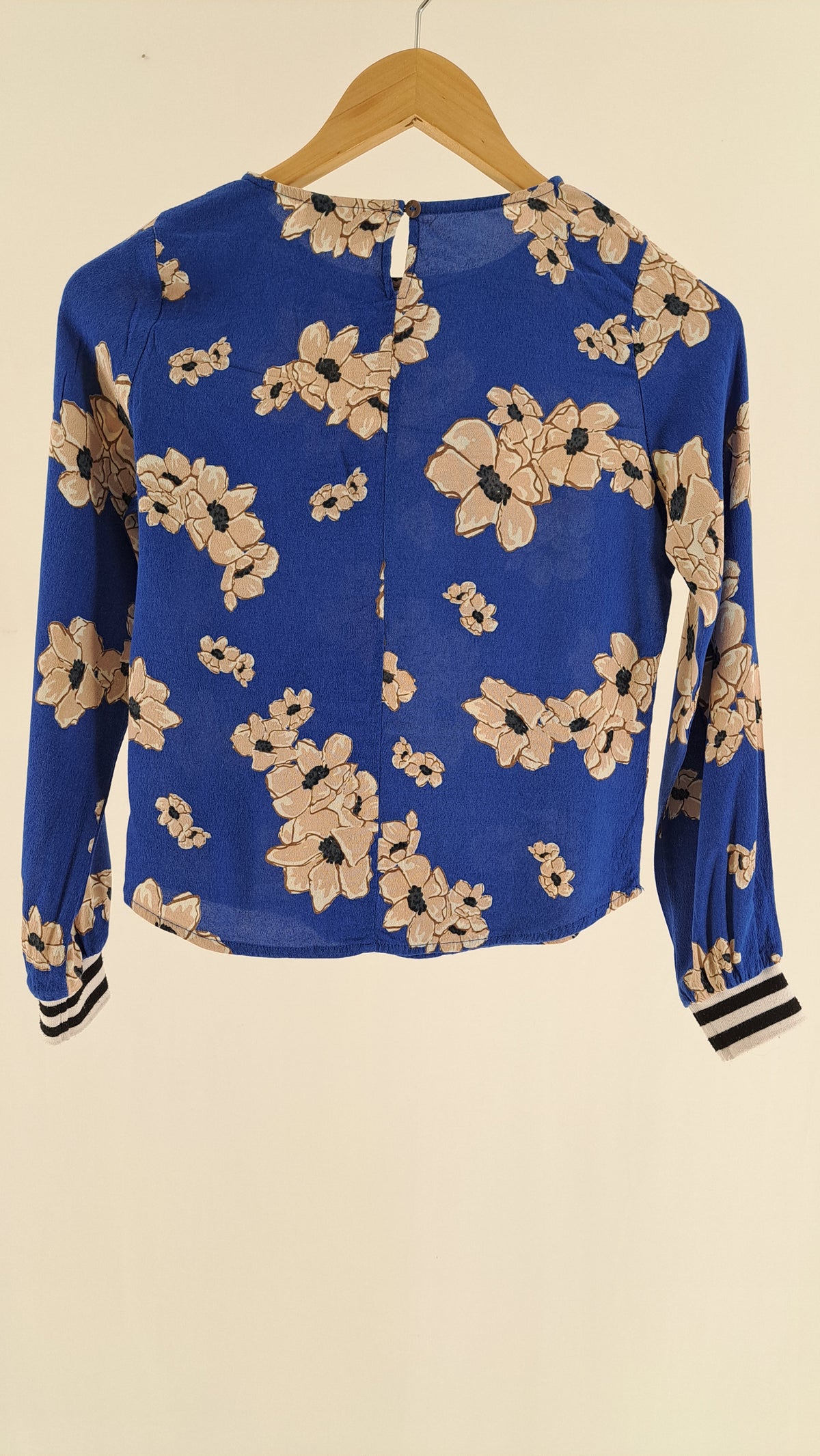 Blå GRUNT blomstret bluse med knap i nakken set bagfra