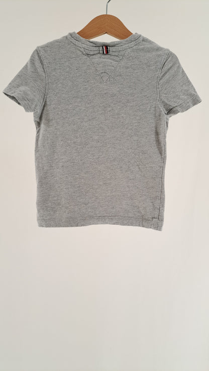 TOMMY HILFIGER • T-SHIRT • GRÅ • STR. 104