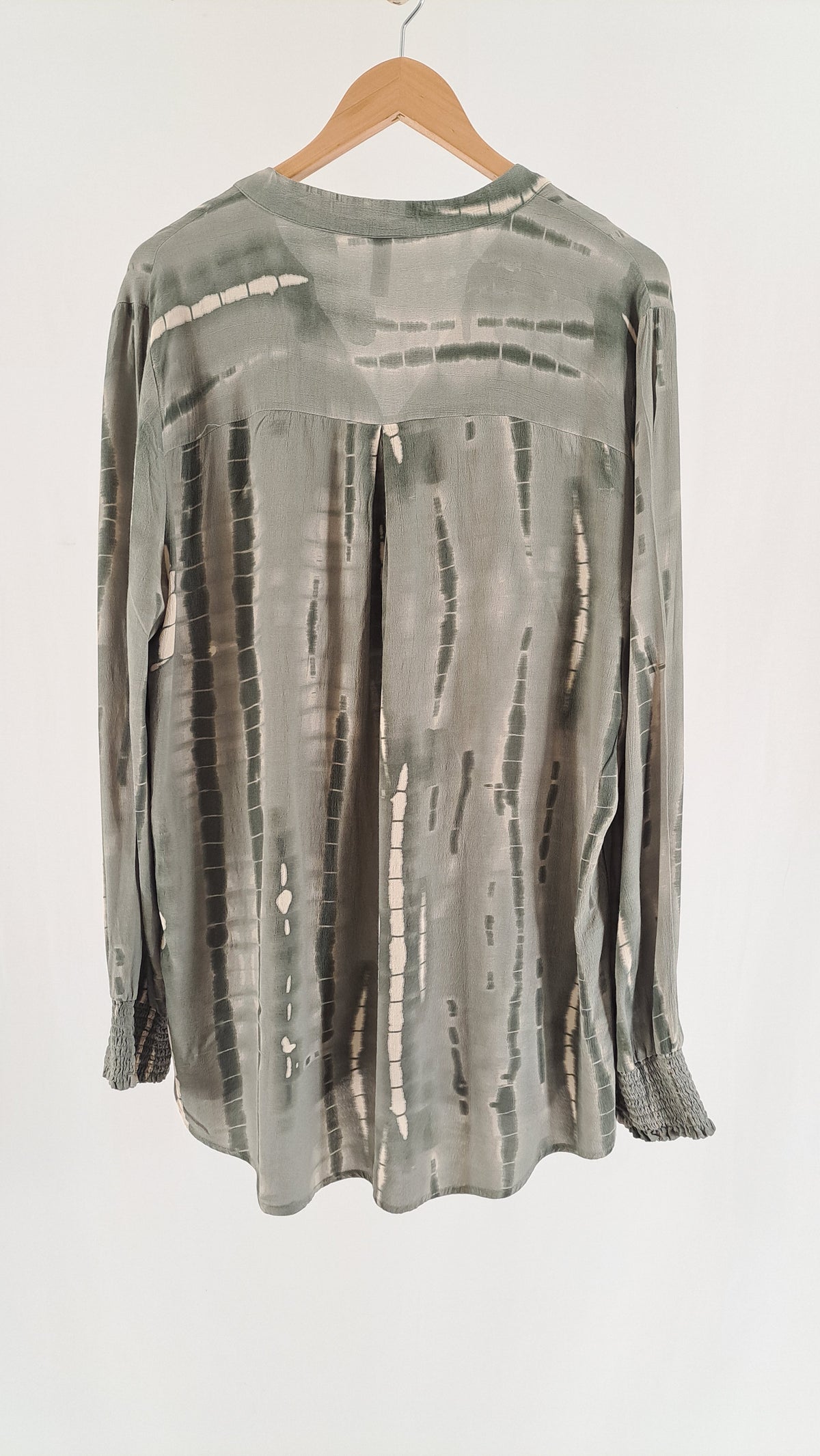 PREPAIR Samilla-bluse med stribet batikmønster set bagfra