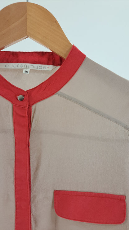 CUSTOMMADE • BLUSE • BEIGE/RØD COLORBLOCK SILKE • STR. S
