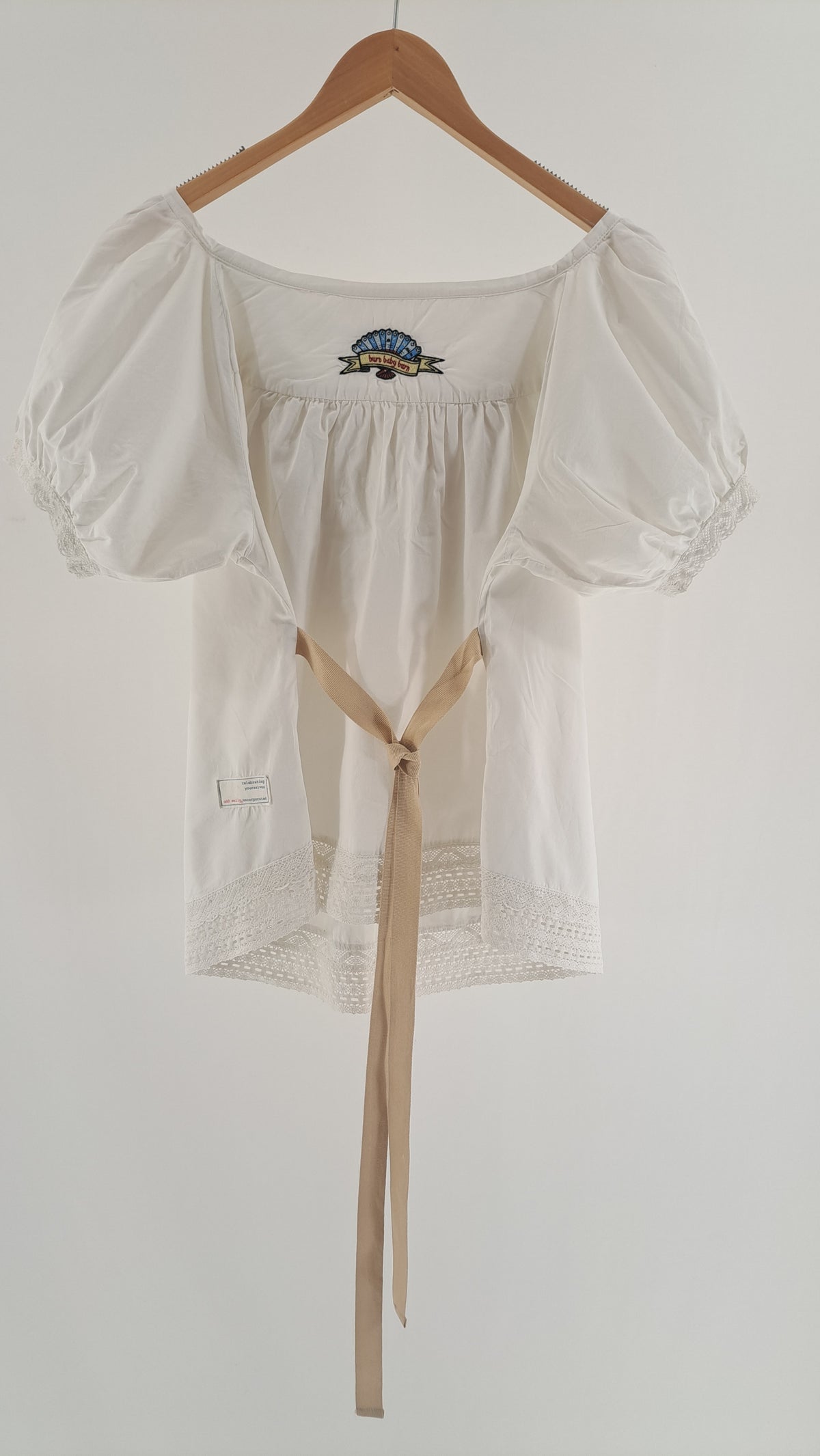 ODD MOLLY • BLUS • VIT FOLKLORISTISK BRODERI • STL. L