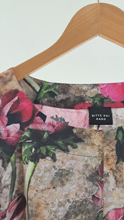 BITTE KAI RAND • T-SHIRT • BEIGE ROSA BLOMSTER • STR. L
