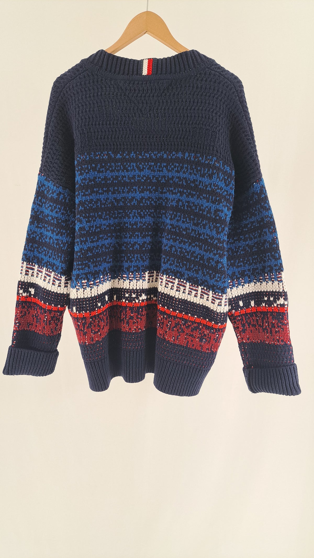 Bagsiden af mønstret TOMMY HILFIGER cardigan i navy, rød og hvid, str. XXL