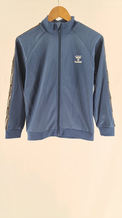 HUMMEL • TRÄNINGSJACKA • STÅLBLÅ TAPE-RÄNDER • STORLEK 152