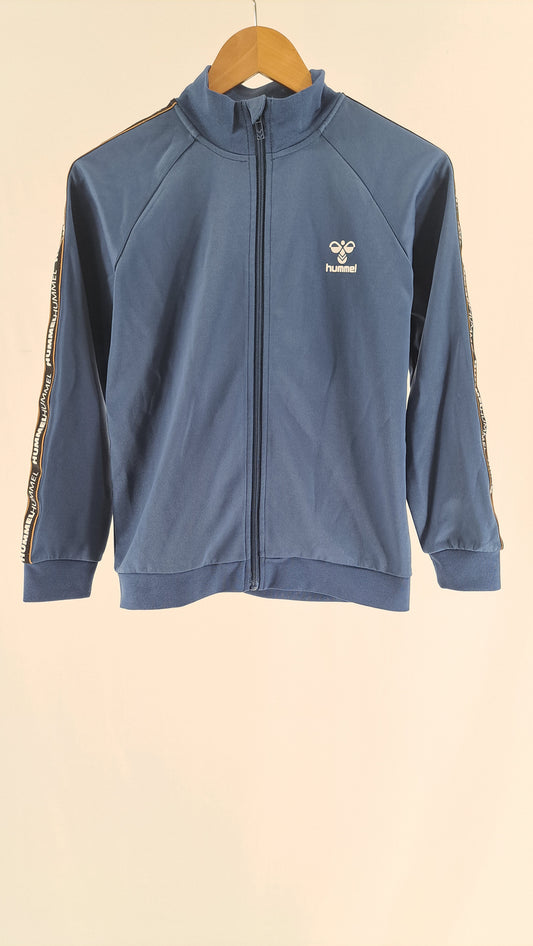 HUMMEL • TRÆNINGSJAKKE • STÅLBLÅ TAPE-STRIBER • STR. 152