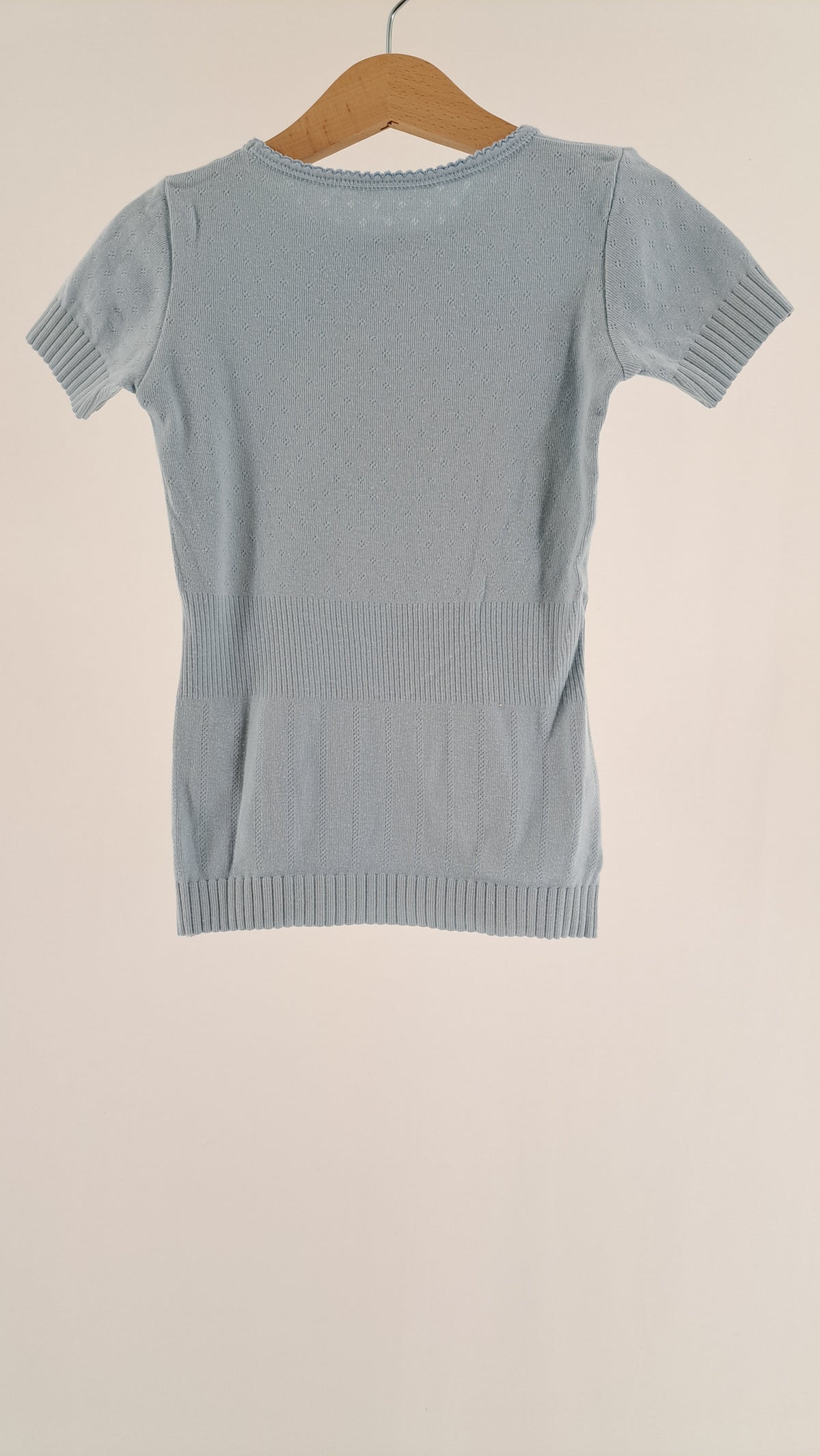 Noa Noa Miniature børne t-shirt i lyseblå ribkvalitet set bagfra