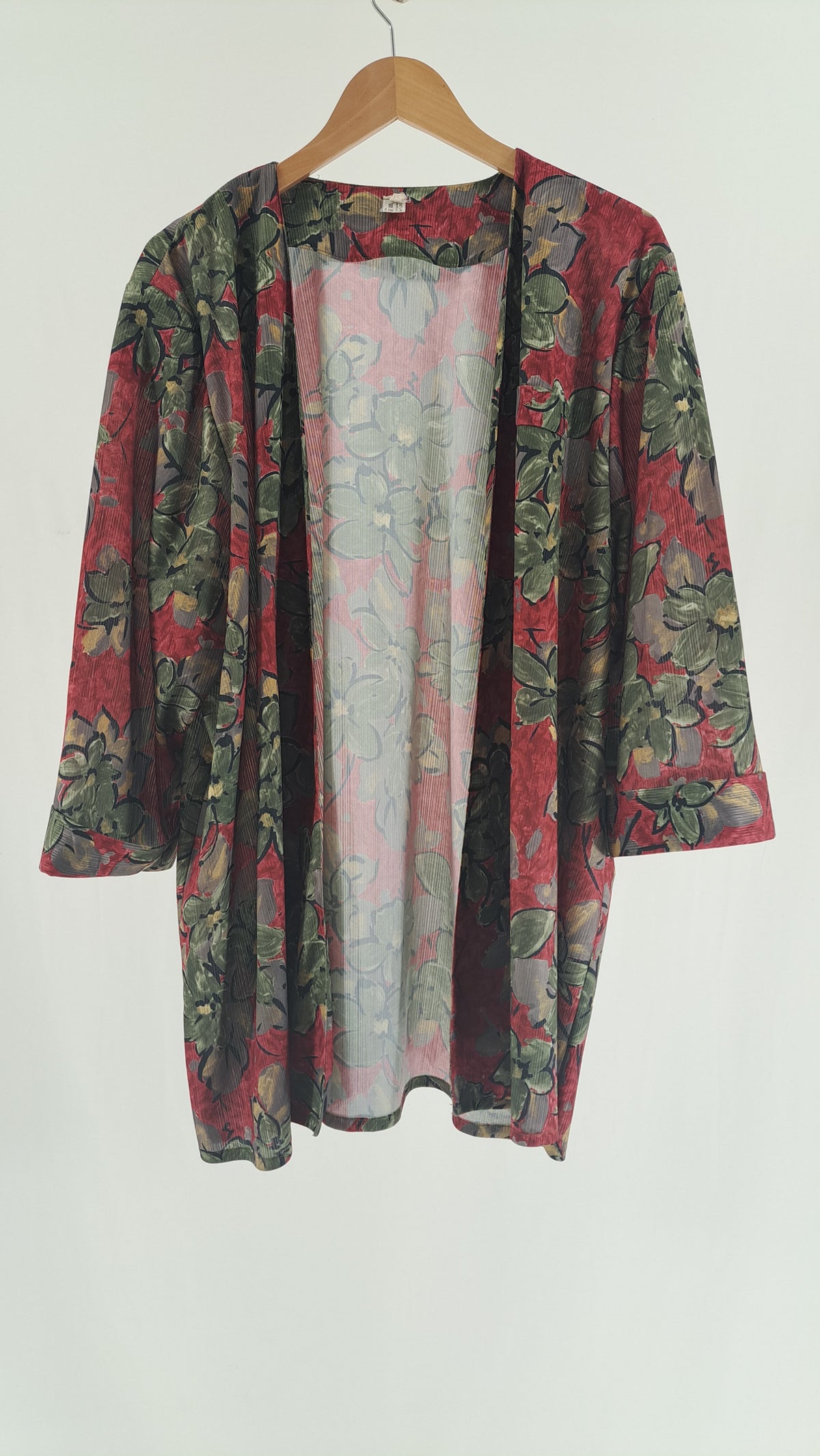 Mønstret vintage kimonobluse i røde og grønne nuancer set forfra