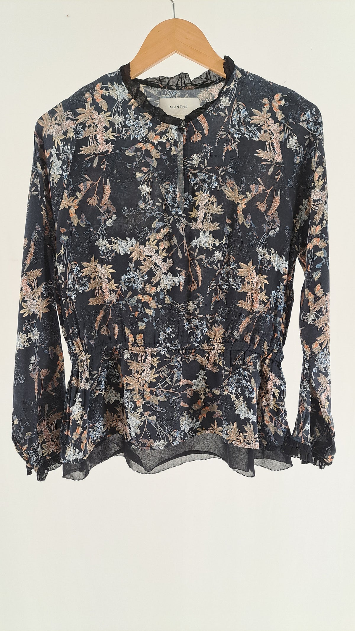 Sort Munthe bluse med botanisk mønster og rynket talje set forfra