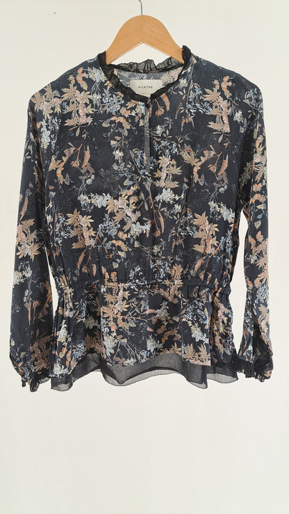 Sort Munthe bluse med botanisk mønster og rynket talje set forfra