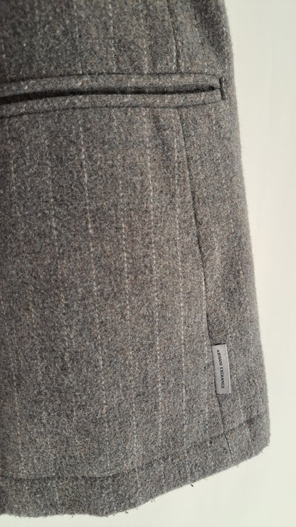 Nærbillede af sidelomme og mønstret uldtekstil på Armani blazer