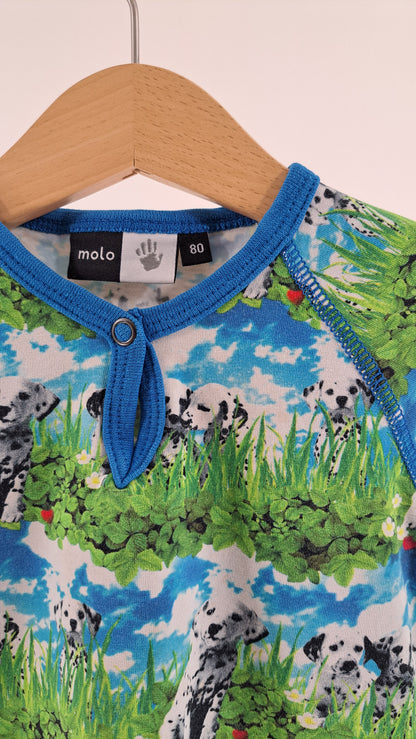 Nærbillede af halsudskæring, blå kant og Molo brandlabel på dalmatinerkjole