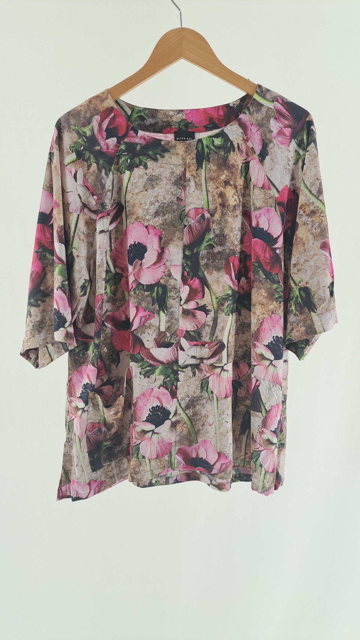 BITTE KAI RAND • T-SHIRT • BEIGE ROSA BLOMSTER • STR. L