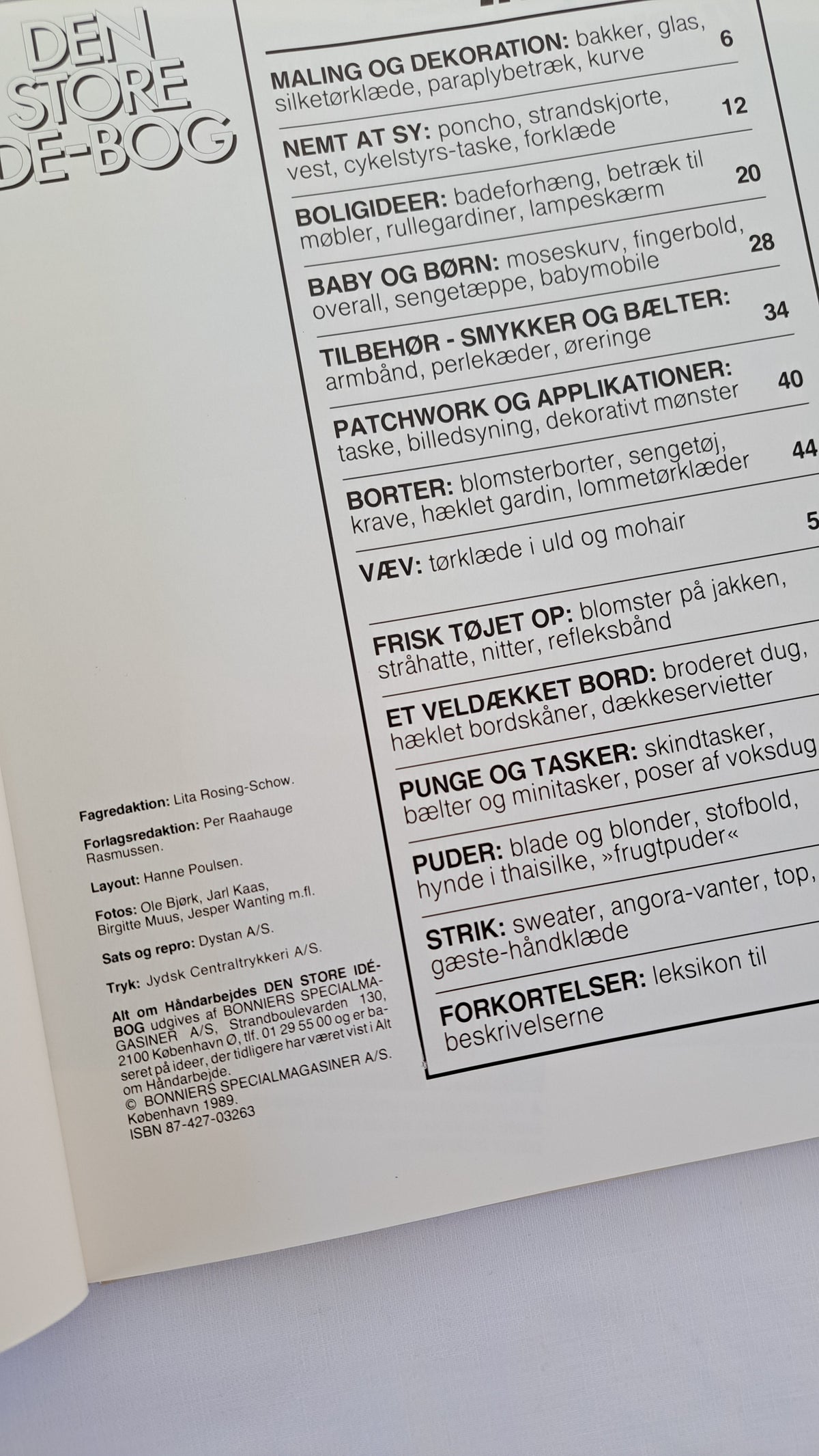 Indholdsfortegnelse i Den store idé-bog med kapitler om syning, strik, hækling, vævning og patchwork