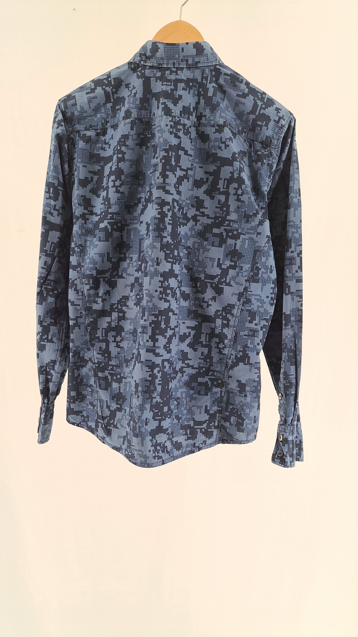 Blå BOSS herreskjorte med camouflage mønster set bagfra