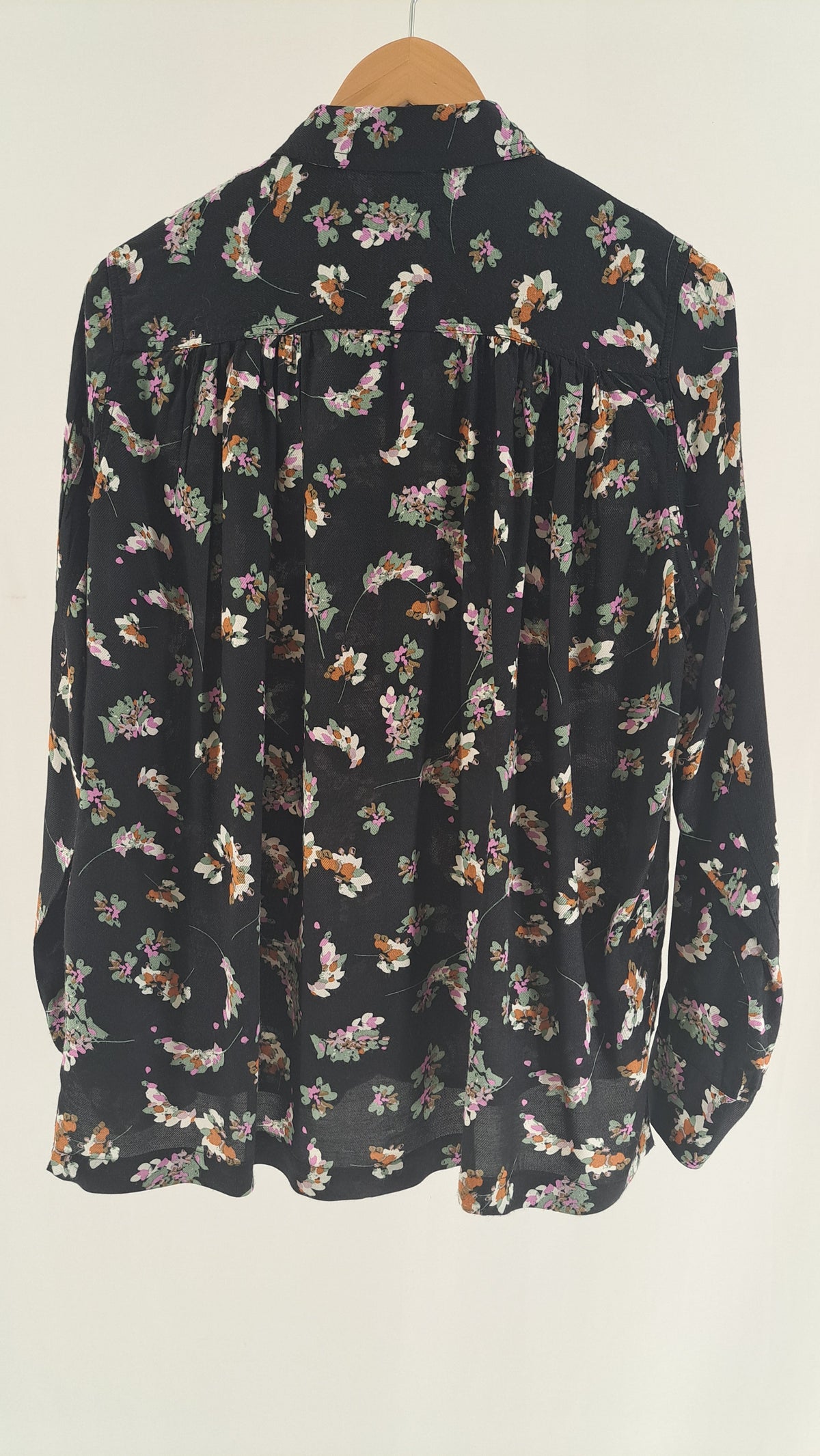 SOAKED IN LUXURY • BLUSE • SORT BLOMSTERPRINT • STR. S