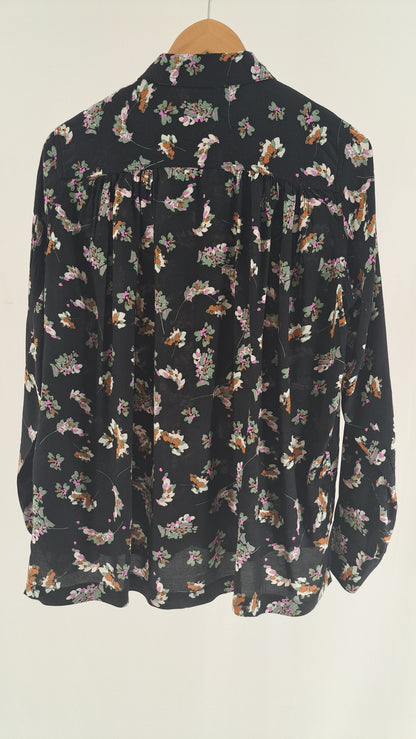 SOAKED IN LUXURY • BLUSE • SORT BLOMSTERPRINT • STR. S