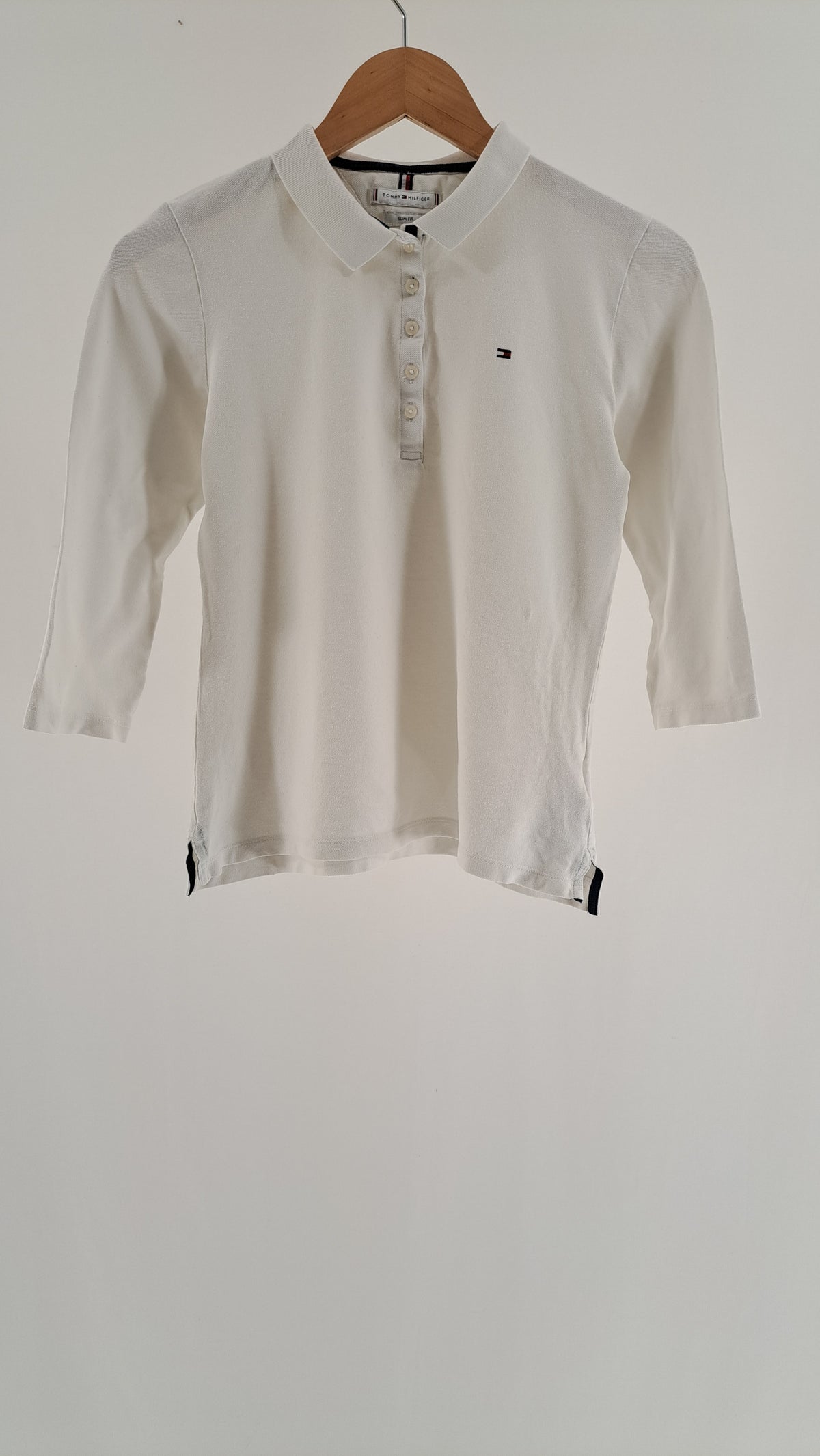 Hvid Tommy Hilfiger polo med trekvartærmer og Slim Fit snit set forfra   