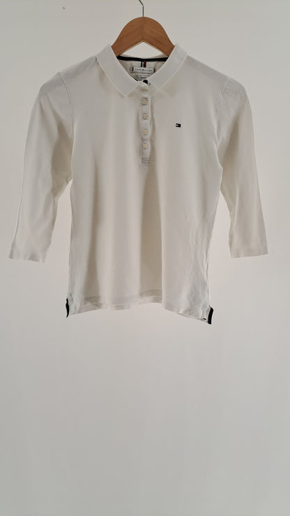 Hvid Tommy Hilfiger polo med trekvartærmer og Slim Fit snit set forfra   