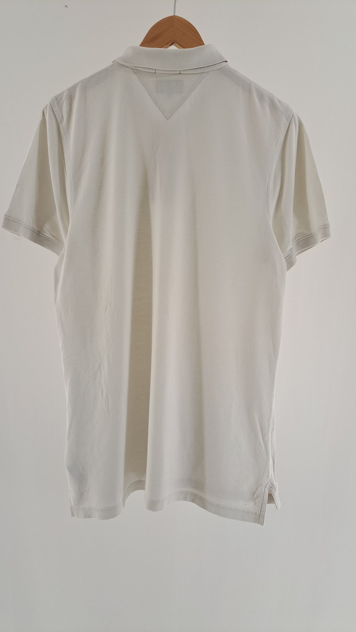 Hvid Tommy Jeans kortærmet polo set bagfra