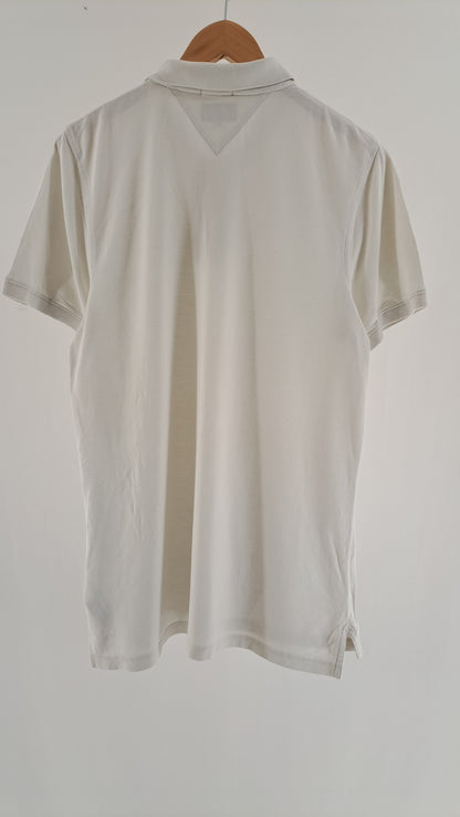 Hvid Tommy Jeans kortærmet polo set bagfra
