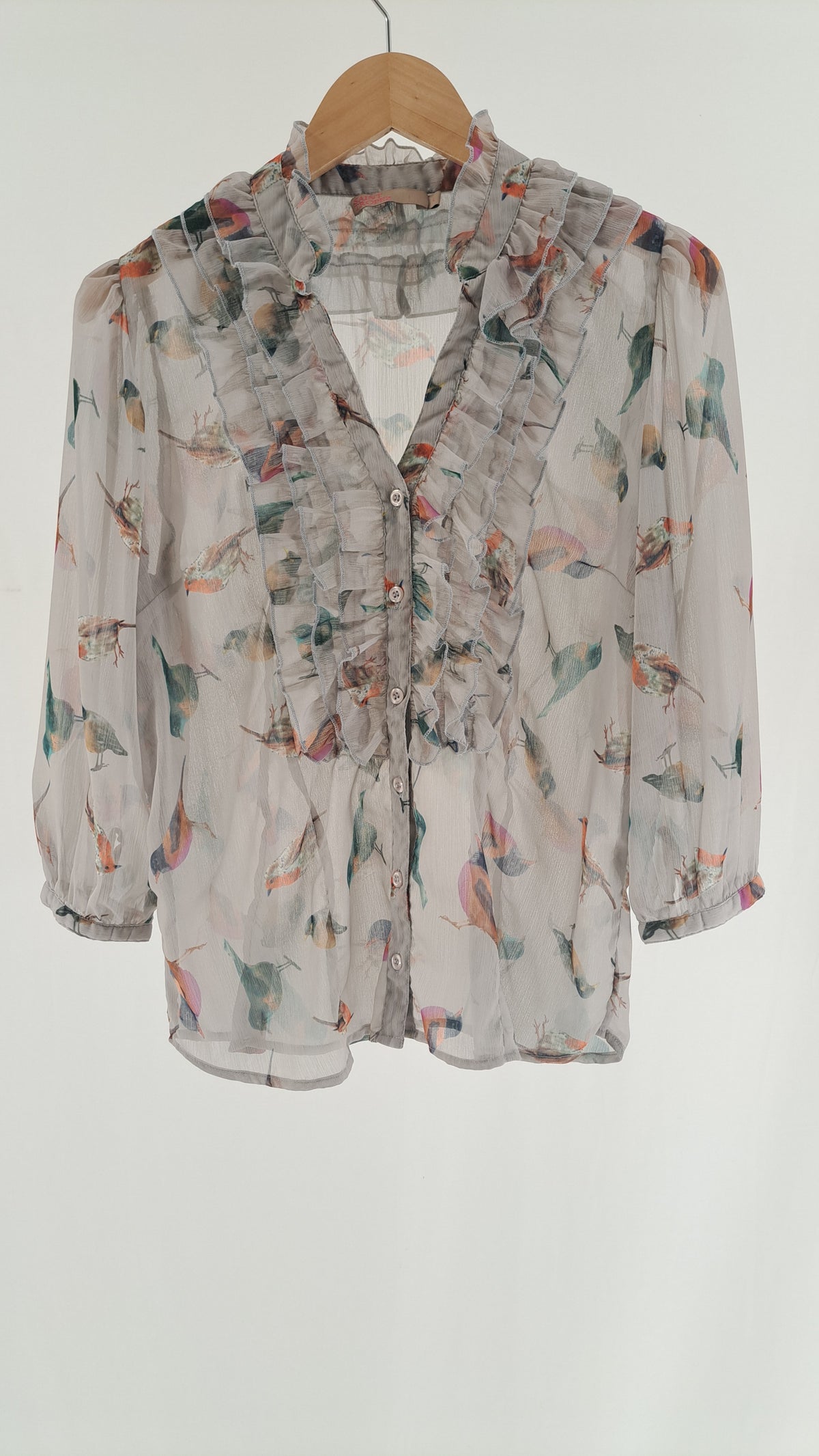 SAINT TROPEZ • BLUSE • LYSEGRÅ FUGLEPRINT • STR. L
