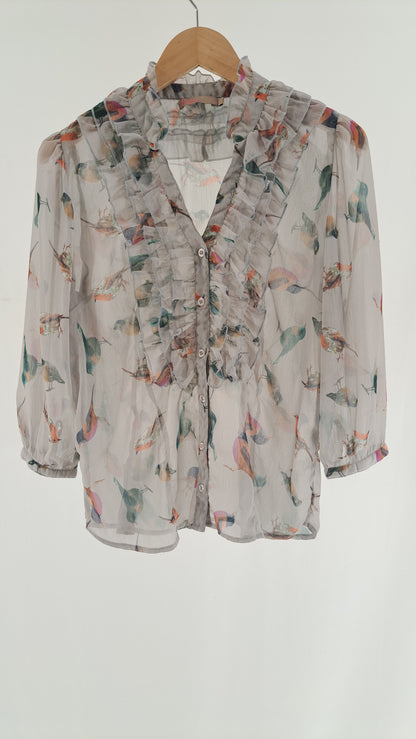 SAINT TROPEZ • BLUSE • LYSEGRÅ FUGLEPRINT • STR. L