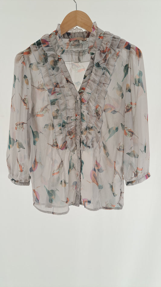 SAINT TROPEZ • BLUSE • LYSEGRÅ FUGLEPRINT • STR. L