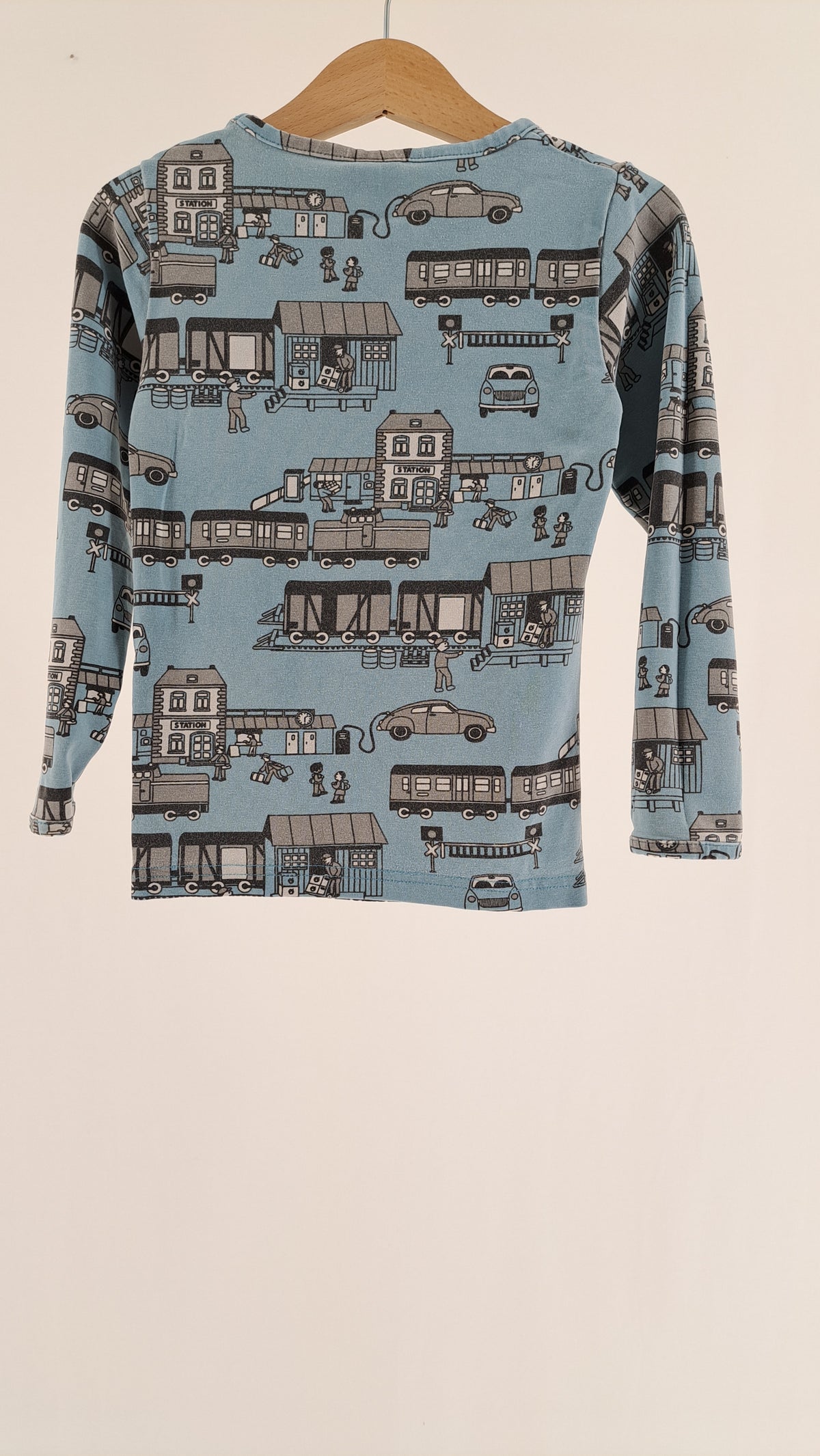 Lyseblå Småfolk langærmet bluse med togprint set bagfra