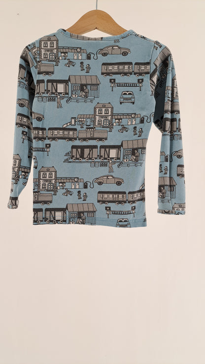 Lyseblå Småfolk langærmet bluse med togprint set bagfra