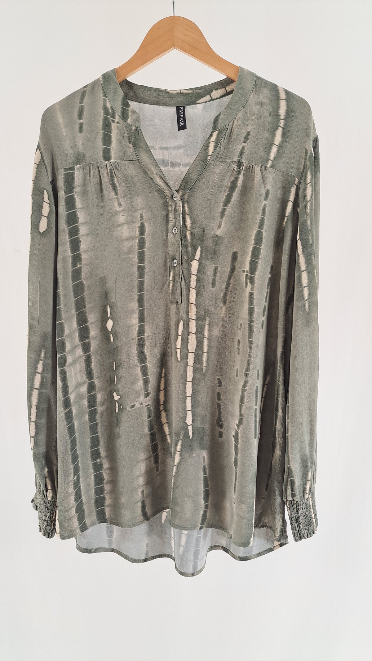 PREPAIR Samilla-bluse i grøn batik med knapper og V-udskæring set forfra