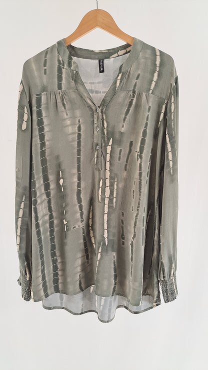 PREPAIR Samilla-bluse i grøn batik med knapper og V-udskæring set forfra