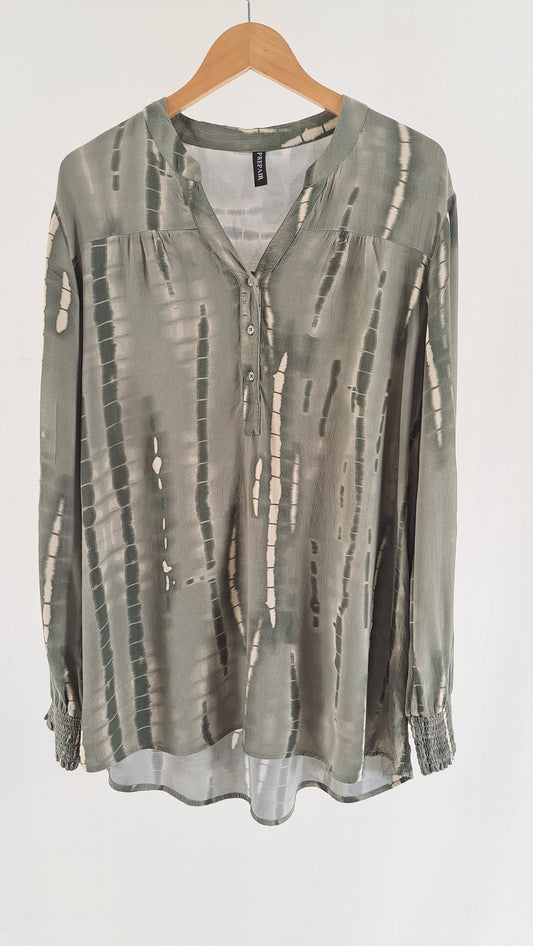 PREPAIR Samilla-bluse i grøn batik med knapper og V-udskæring set forfra