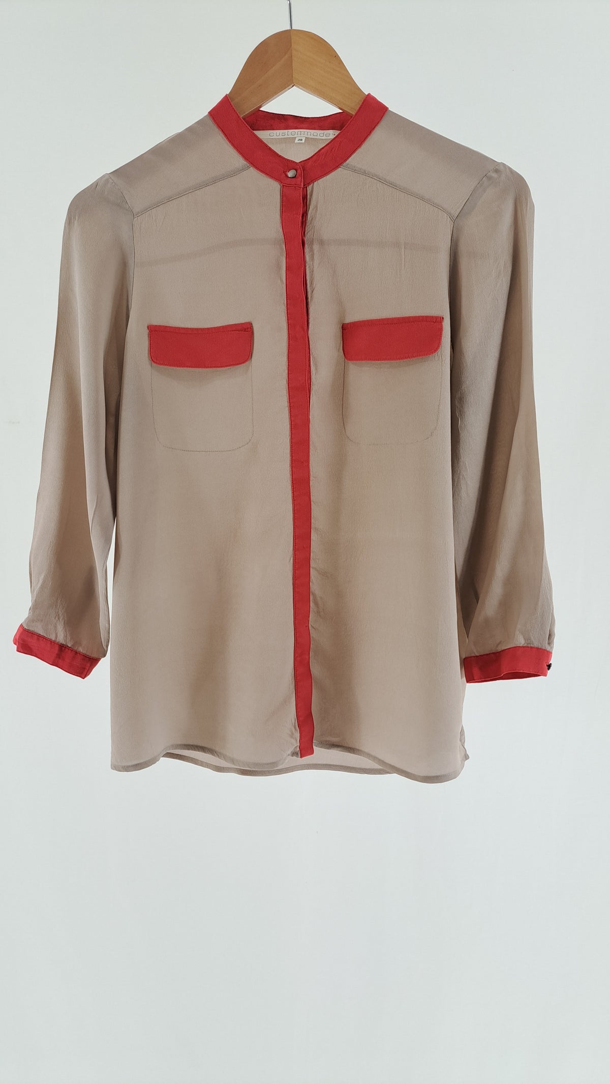 CUSTOMMADE • BLUSE • BEIGE/RØD COLORBLOCK SILKE • STR. S