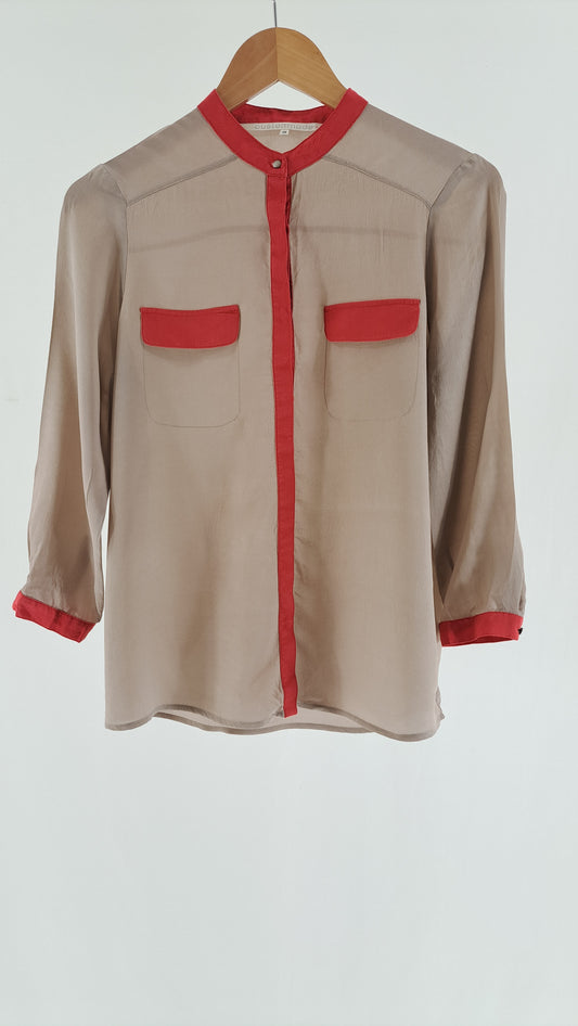 CUSTOMMADE • BLUSE • BEIGE/RØD COLORBLOCK SILKE • STR. S