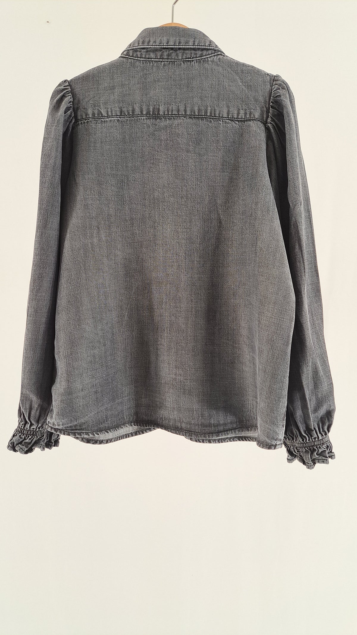 Mørkegrå Sofie Schnoor Girls denimskjorte set bagfra