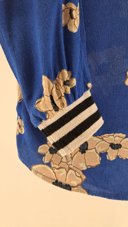 Nærbillede af sort- og hvidstribet ribkant ved ærmet på GRUNT bluse