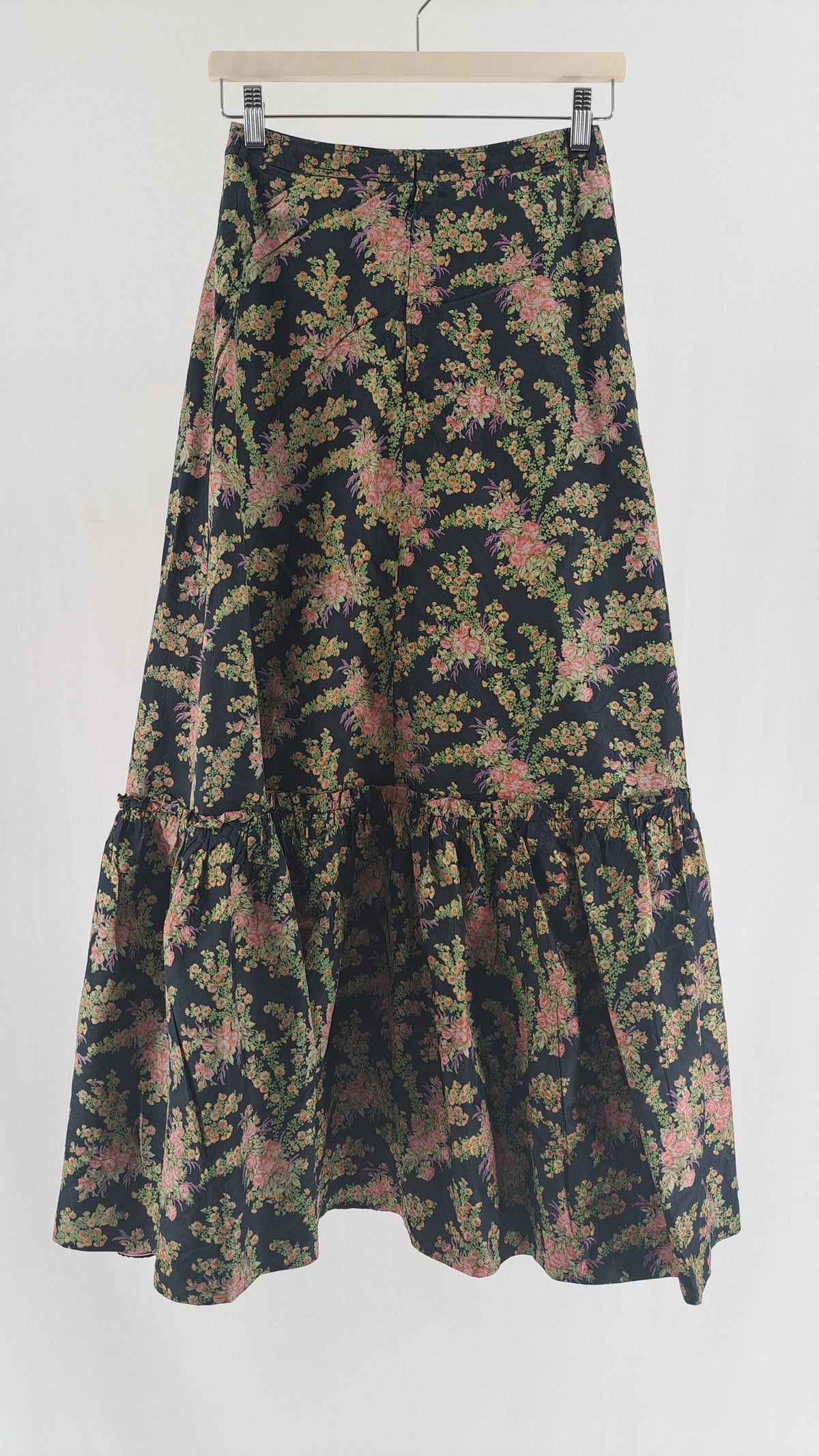 Blomstret fransk vintage maxinederdel med volangkant forneden set bagfra
