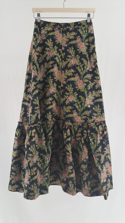 Blomstret fransk vintage maxinederdel med volangkant forneden set bagfra