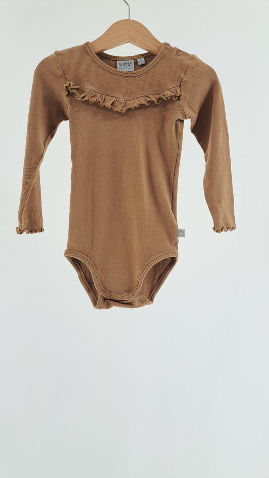 WHEAT • BODY • KARAMELL RIBBSTICKAD VOLANG • STORLEK 92
