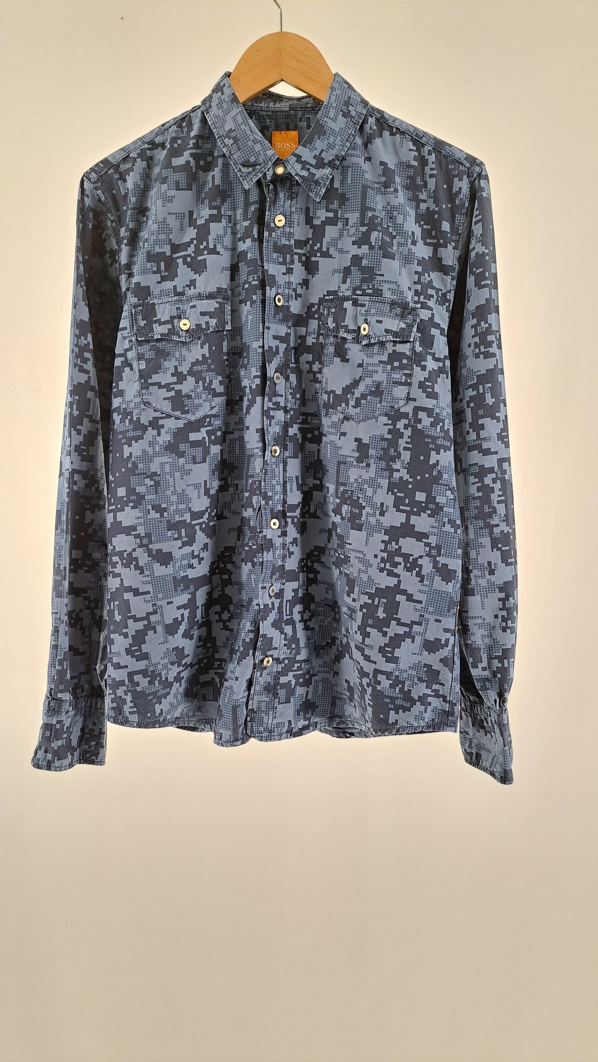 Blå mønstret BOSS EdaslimE herreskjorte med pixelcamouflage og brystlommer set forfra