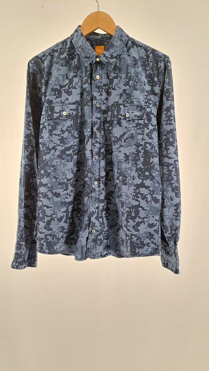 Blå mønstret BOSS EdaslimE herreskjorte med pixelcamouflage og brystlommer set forfra