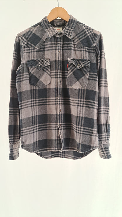 Mørkegrå og gråternet Levi's flanelskjorte med western-detaljer set forfra