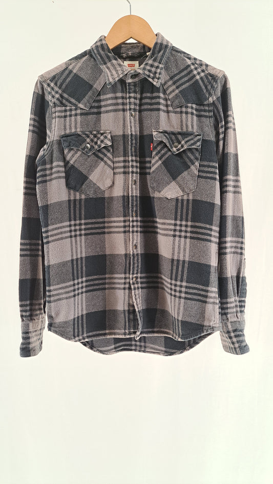 Mørkegrå og gråternet Levi's flanelskjorte med western-detaljer set forfra