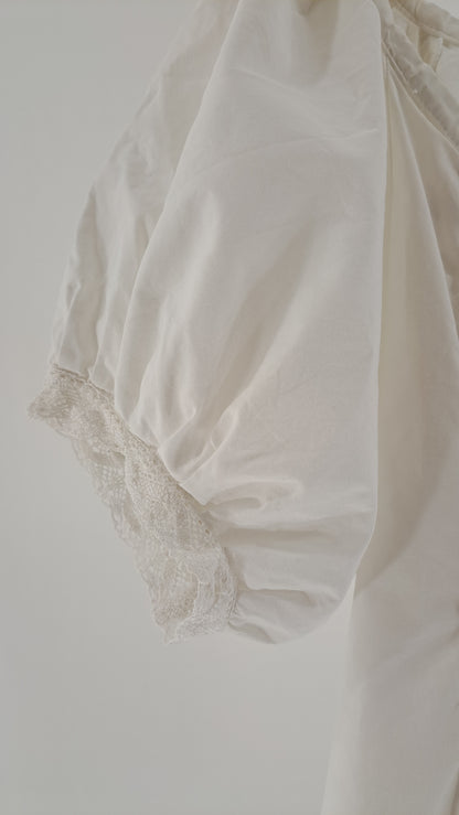 ODD MOLLY • BLUS • VIT FOLKLORISTISK BRODERI • STL. L