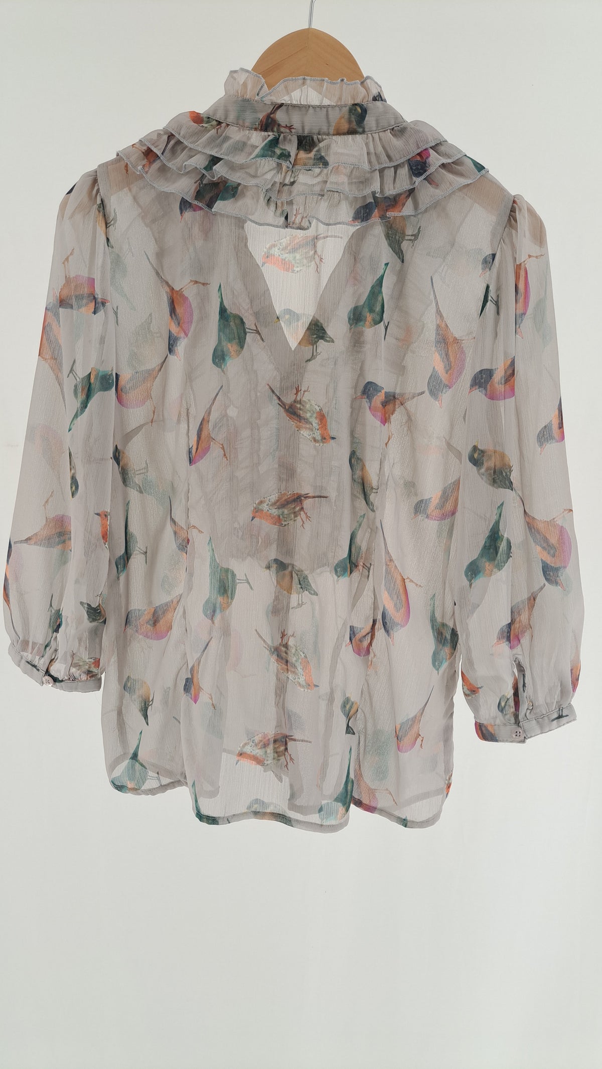 SAINT TROPEZ • BLUSE • LYSEGRÅ FUGLEPRINT • STR. L