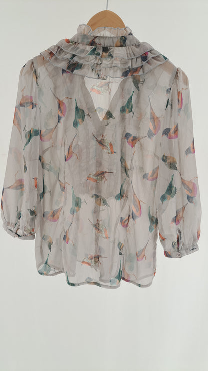 SAINT TROPEZ • BLUSE • LYSEGRÅ FUGLEPRINT • STR. L