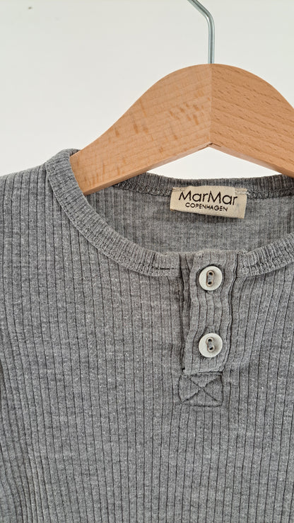 Nærbillede af stolpelukning med knapper og MarMar Copenhagen brandlabel