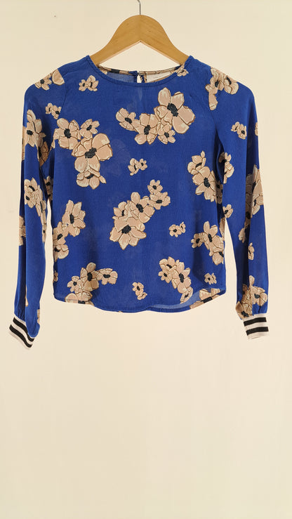 Blå GRUNT bluse med blomsterprint og stribede ribkanter set forfra